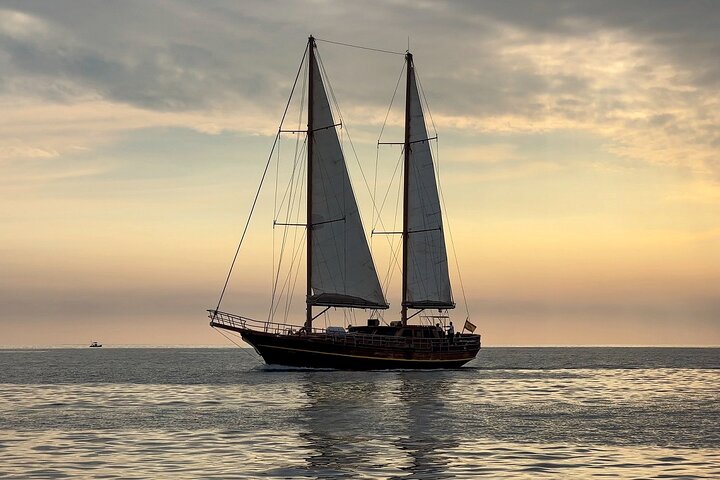 Sunset Boat Fuerteventura med DJ, eksklusiv menu og drikkevarer