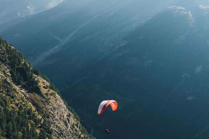 Vol en tandem en parapente à Zermatt avec vue sur le Cervin (20–25min)