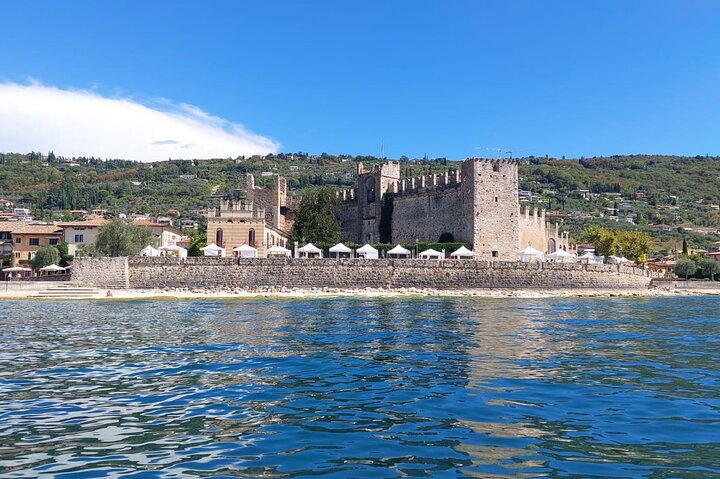 Paseo en barco de 4 horas por el lago de Garda desde Lazise