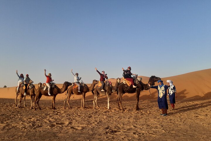 Noche en el desierto de Erg Chebbi, paseo en camello, salida desde Errachidia