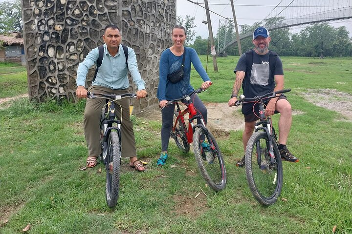 Excursão de bicicleta de meio dia pelo Parque Nacional de Chitwan e aldeias locais