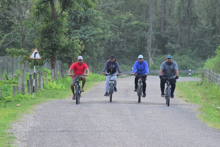 Excursão de bicicleta de meio dia pelo Parque Nacional de Chitwan e aldeias locais