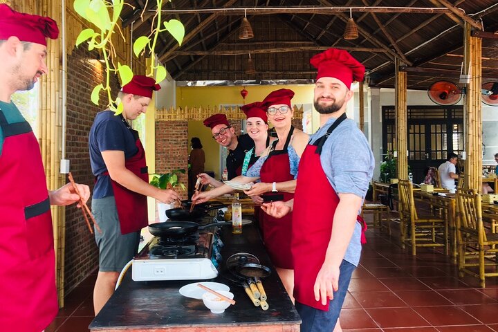 Kookcursus Hoi An: lokale markt, mandboot, vissen en koken