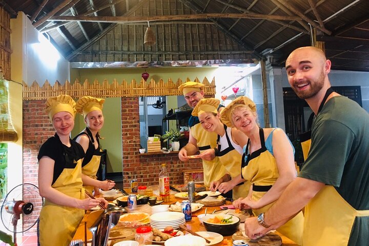 Kookcursus Hoi An: lokale markt, mandboot, vissen en koken