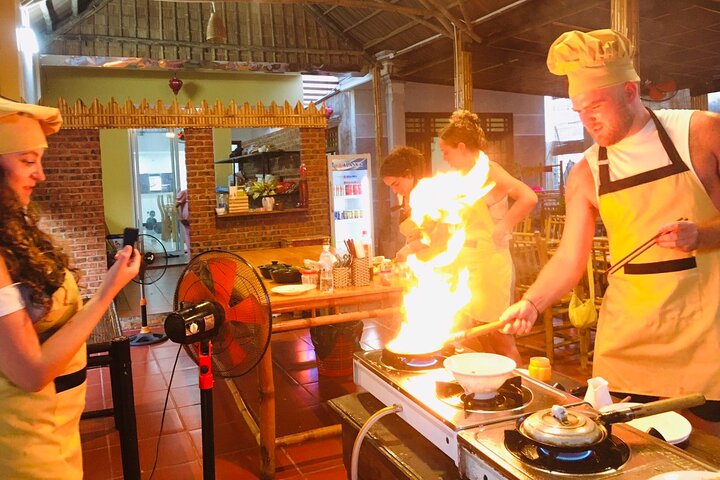 Kookcursus Hoi An: lokale markt, mandboot, vissen en koken