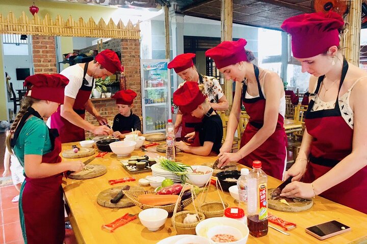 Kookcursus Hoi An: lokale markt, mandboot, vissen en koken