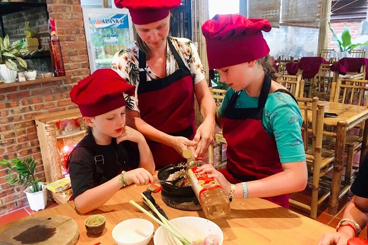 Kookcursus Hoi An: lokale markt, mandboot, vissen en koken