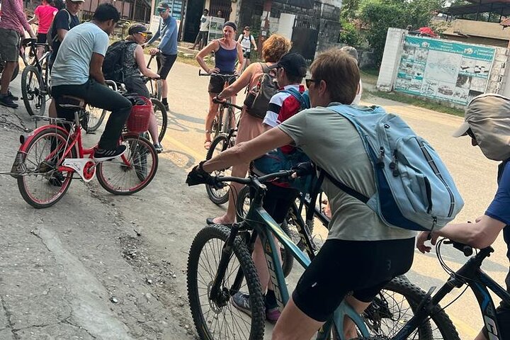 Excursão de bicicleta de meio dia pelo Parque Nacional de Chitwan e aldeias locais