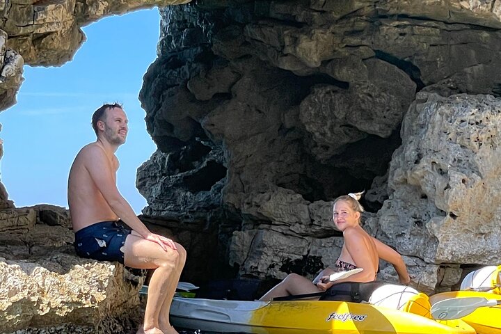 Pula : Tour en kayak por la Cueva del Mar con Snorkel & Cliff Jumping