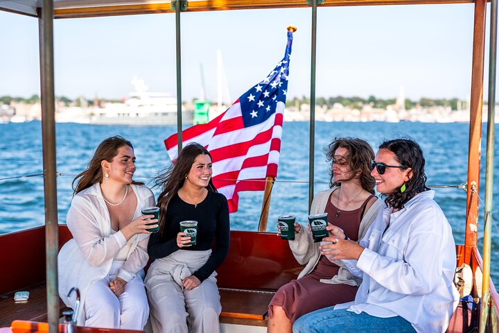 Croisière panoramique au coucher du soleil à Newport sur le bateau classique Rum Runner II
