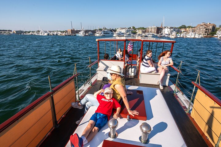 Croisière panoramique au coucher du soleil à Newport sur le bateau classique Rum Runner II