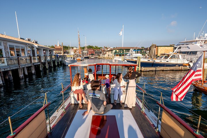 Croisière panoramique au coucher du soleil à Newport sur le bateau classique Rum Runner II