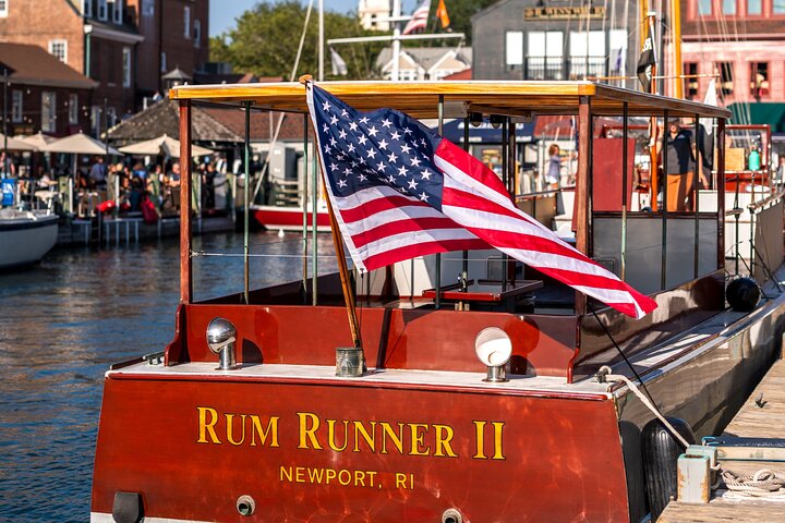 Croisière panoramique au coucher du soleil à Newport sur le bateau classique Rum Runner II
