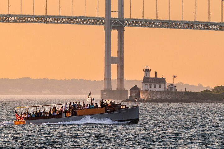 Croisière panoramique au coucher du soleil à Newport sur le bateau classique Rum Runner II