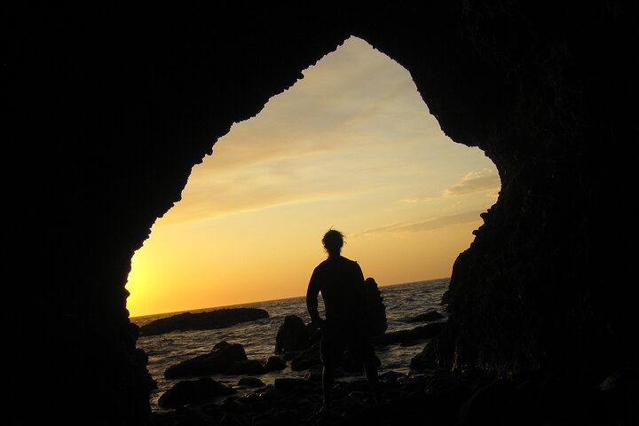 Passeggiata alla piscina di marea della grotta marina dei pirati a Dana Point