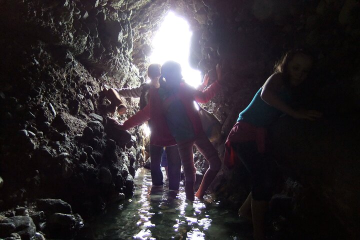 Passeggiata alla piscina di marea della grotta marina dei pirati a Dana Point