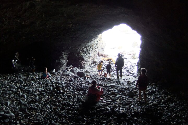 Passeggiata alla piscina di marea della grotta marina dei pirati a Dana Point