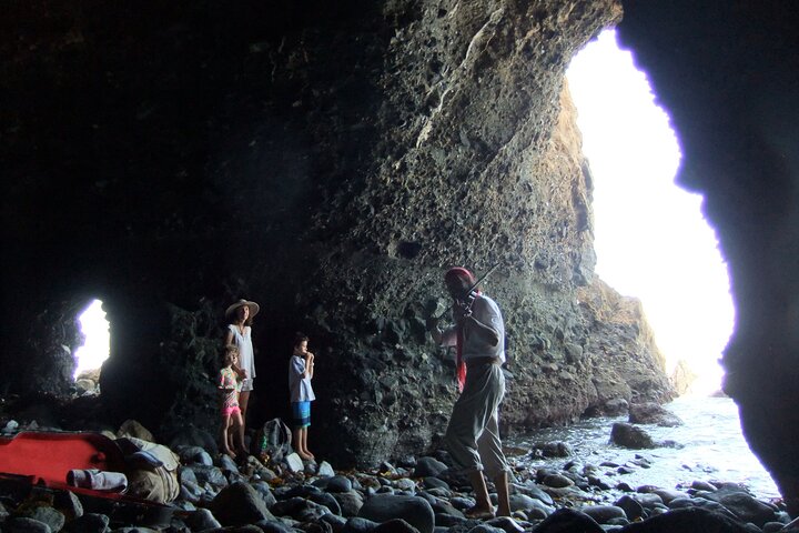 Passeggiata alla piscina di marea della grotta marina dei pirati a Dana Point