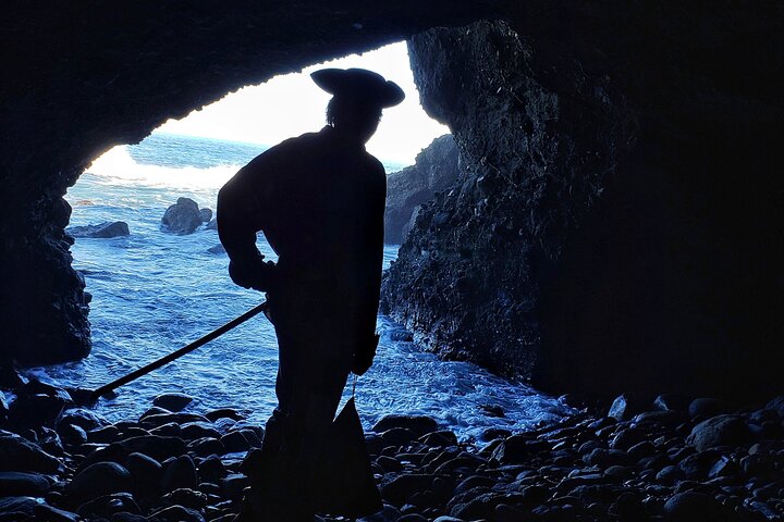 Passeggiata alla piscina di marea della grotta marina dei pirati a Dana Point