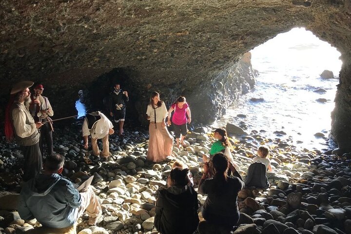 Passeggiata alla piscina di marea della grotta marina dei pirati a Dana Point
