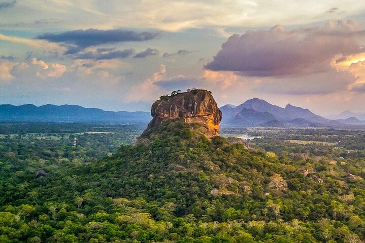 Excursion privée d'une journée à Sigiriya et Dambulla en Tuk-Tuk ou en voiture