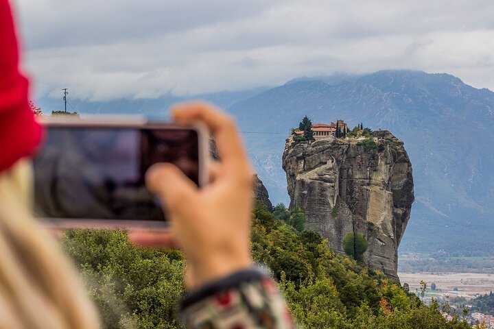 Athens: Meteora Monasteries Tour, Caves, Beachfront Stops & Lunch