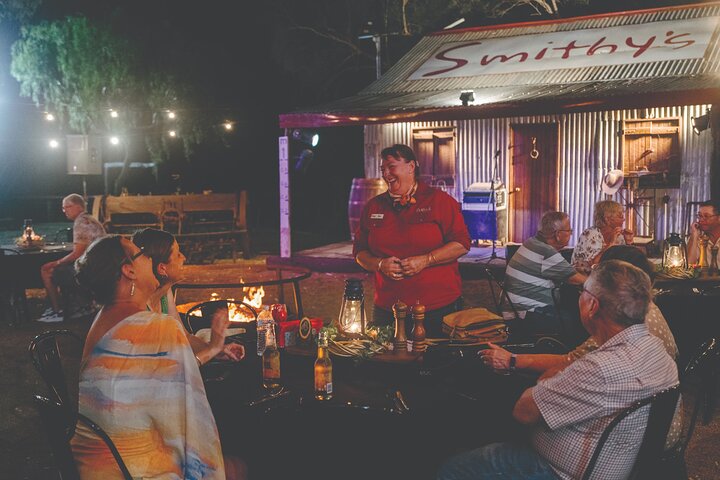 Crucero al atardecer Drover's con cena y espectáculo Smithy's en Longreach