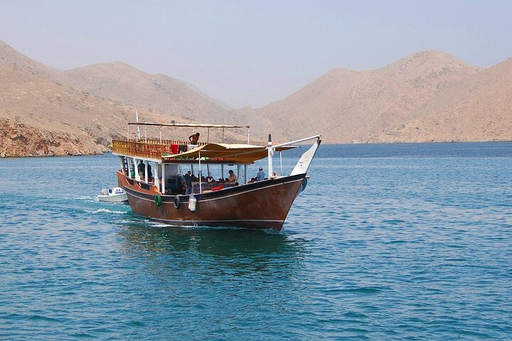 Crucero en dhow de día completo por Khasab Musandam con almuerzo y snorkel