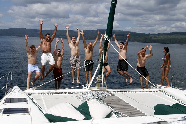 Vela de lujo - Tallados rupestres maoríes - Taupo Sailing Adventures