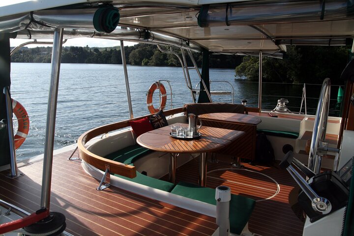 Vela de lujo - Tallados rupestres maoríes - Taupo Sailing Adventures