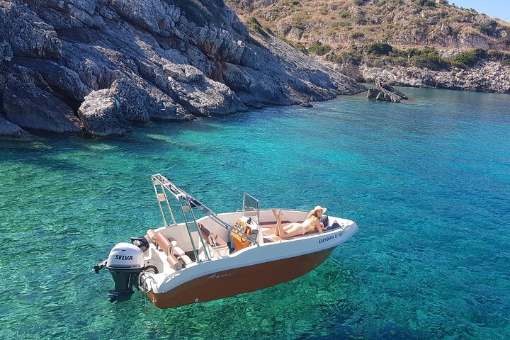 Schiffswrack und Blaue Höhlen - Private Speedboat Tour (bis 6 Personen)