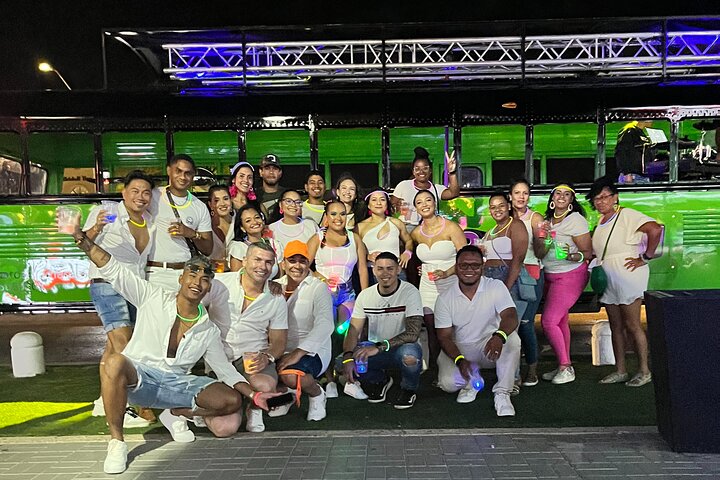 Bus de fête pour la vie nocturne à Aruba avec boissons illimitées et DJ