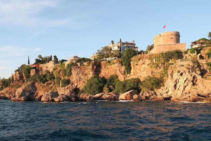 Antalya: Autobús panorámico con excursión en barco de 1 hora incl. Almuerzo