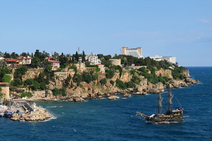 Antalya: Autobús panorámico con excursión en barco de 1 hora incl. Almuerzo