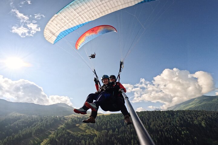 DAVOS: Gleitschirmflug für 2 - Zusammen in der Luft (Video&Photos inklusive)