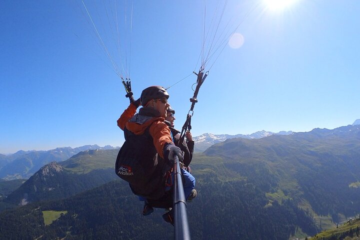 DAVOS: Vôo duplo de parapente nos Alpes suíços (vídeo e fotos incluídos)