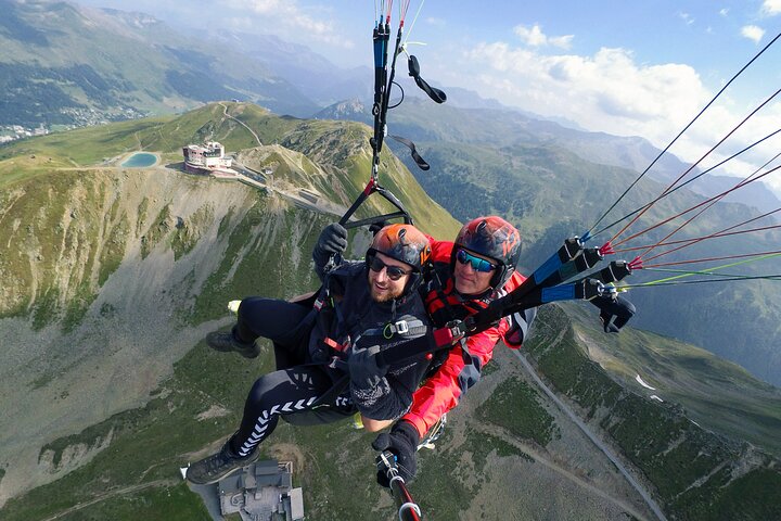 DAVOS: Vôo duplo de parapente nos Alpes suíços (vídeo e fotos incluídos)
