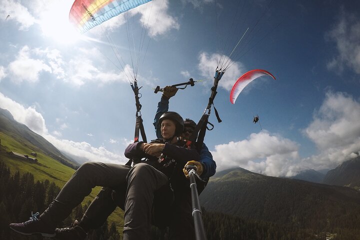 DAVOS: Vôo duplo de parapente nos Alpes suíços (vídeo e fotos incluídos)