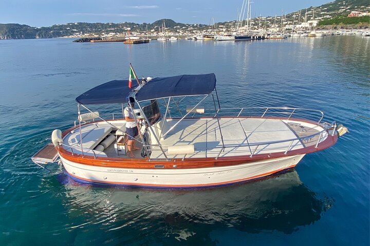 Privater Ausflug zur Insel Ischia auf Gozzo Fratelli Aprea 7,5 m