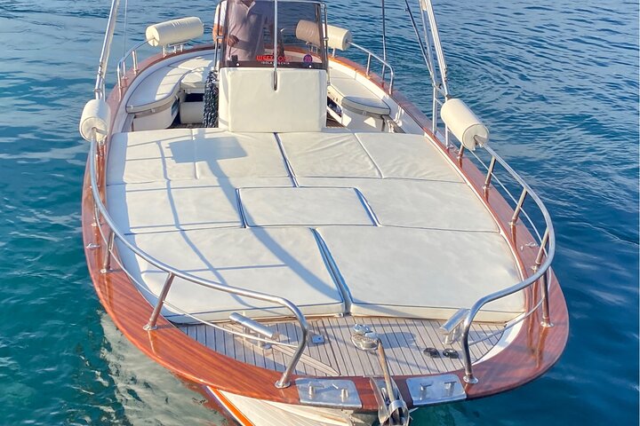 Privater Ausflug zur Insel Ischia auf Gozzo Fratelli Aprea 7,5 m