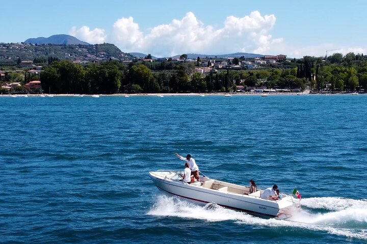 Paseo en barco de 4 horas por el lago de Garda desde Lazise