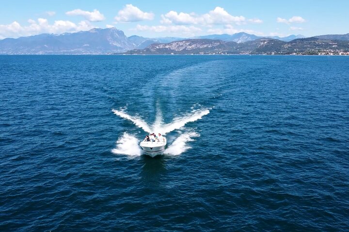 Paseo en barco de 4 horas por el lago de Garda desde Lazise