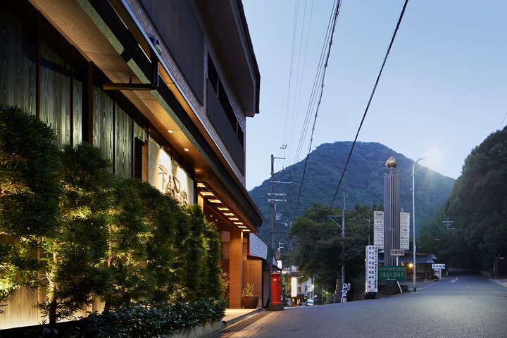 泉佐野市の犬鳴山で、日本旅館の温泉と会席料理付きプライベート登山トレッキング