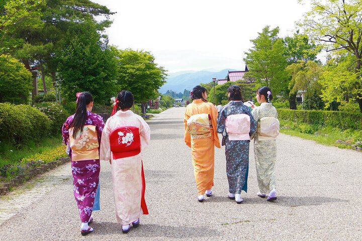 Paseo en Kimono Auténtico Privado en Nostálgico Village, Minakami