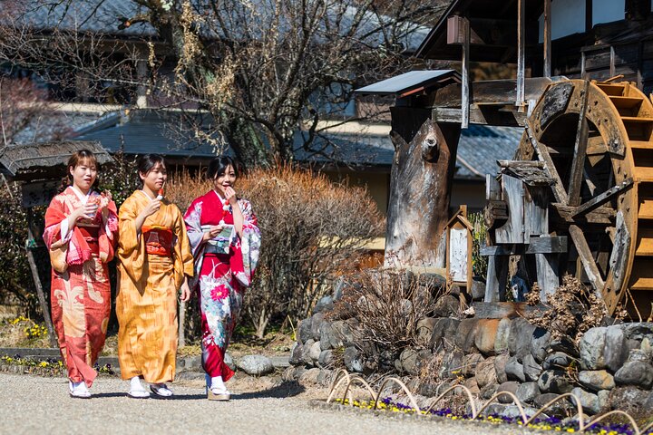 Paseo en Kimono Auténtico Privado en Nostálgico Village, Minakami