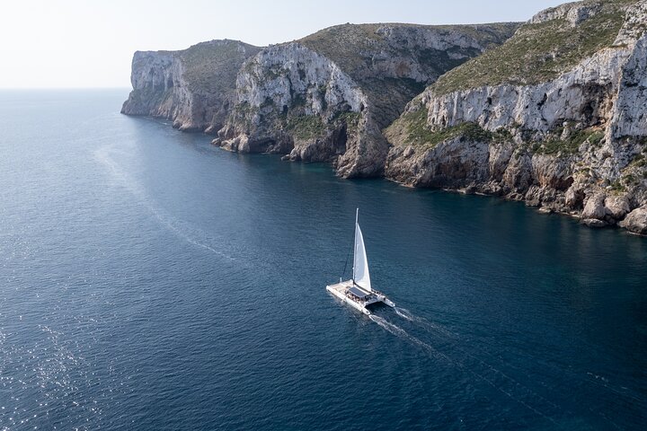 Une journée en mer depuis Dénia ou Jávea avec barbecue à bord du catamaran