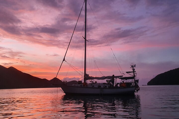Sonnenuntergang in der Bucht von Santa Marta in einem Segelboot