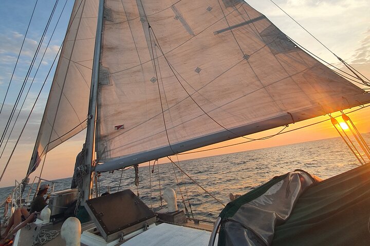 Sonnenuntergang in der Bucht von Santa Marta in einem Segelboot