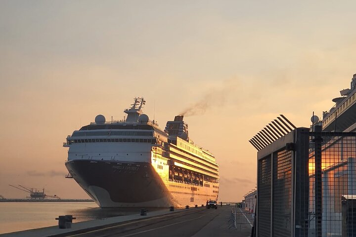 Traslado privado desde el puerto de Sakaiminato al aeropuerto internacional de Osaka KIX