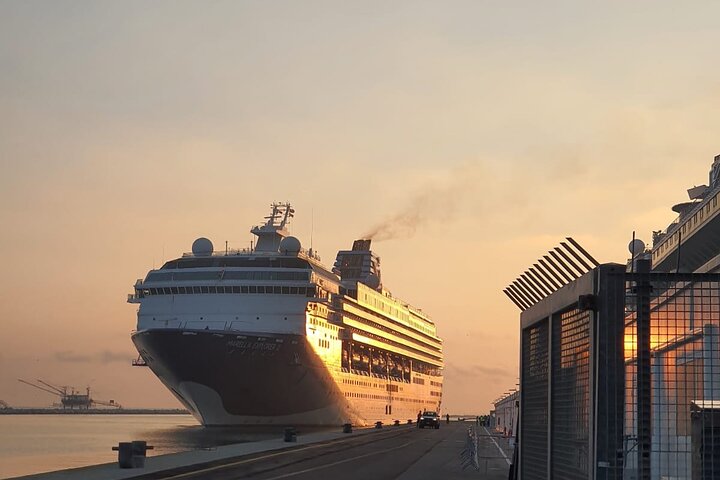 Transferência privada do porto de cruzeiros Sakaiminato para a cidade de Osaka